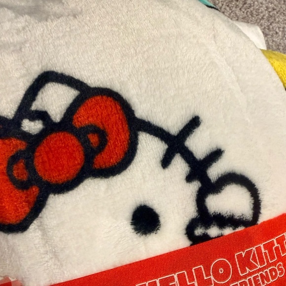 Ty Hello Kitty White and Red Fleece Blanket - Picture 5 of 7